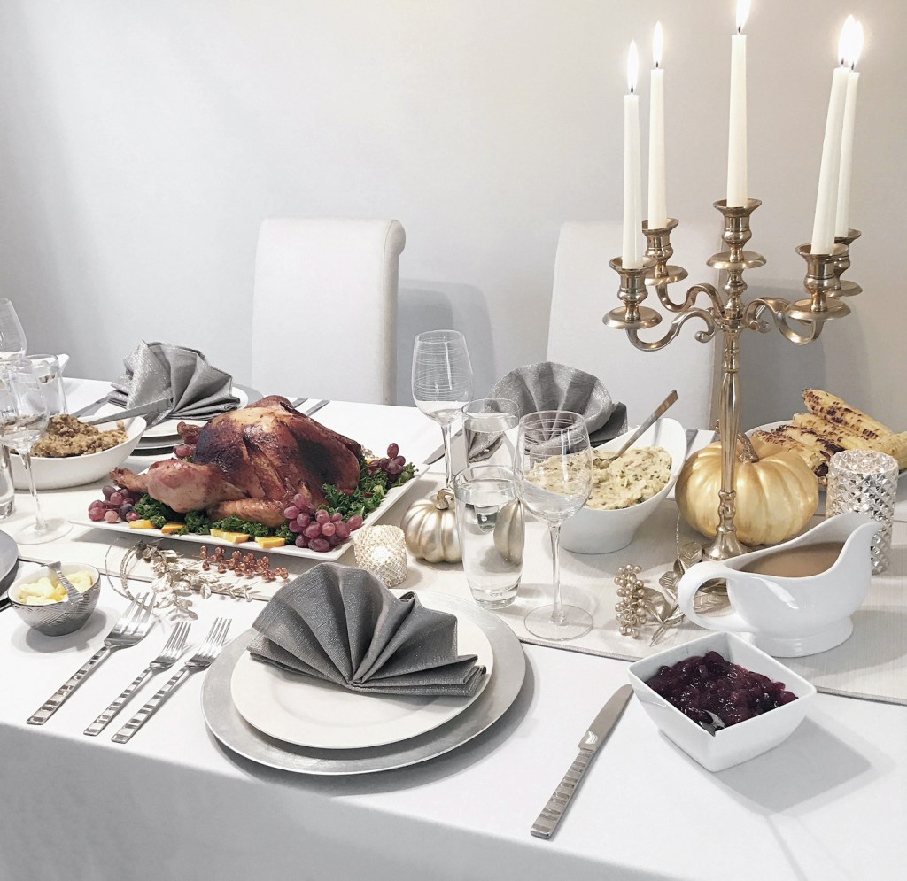 A Silver and Gold Thanksgiving Table&nbsp;Design